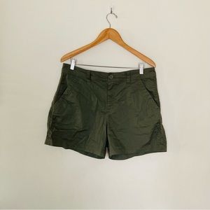 Eddie Bauer size 12 green shorts